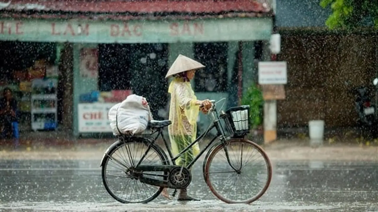 جبهة هوائية باردة تضرب شمال ووسط فيتنام بأمطار غزيرة خلال الساعات المقبلة